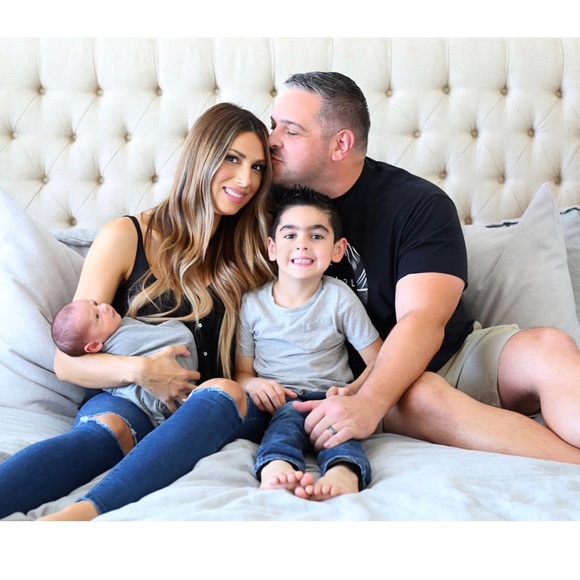 Meet your posher, Nicole - Picture 1 of 8